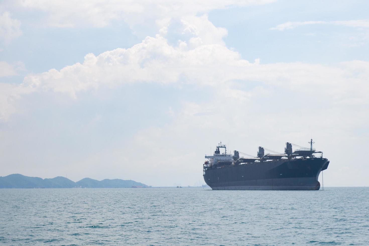 großes Frachtschiff auf dem Meer foto