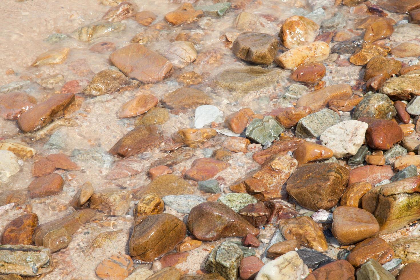 Wellen krachen am Strand foto