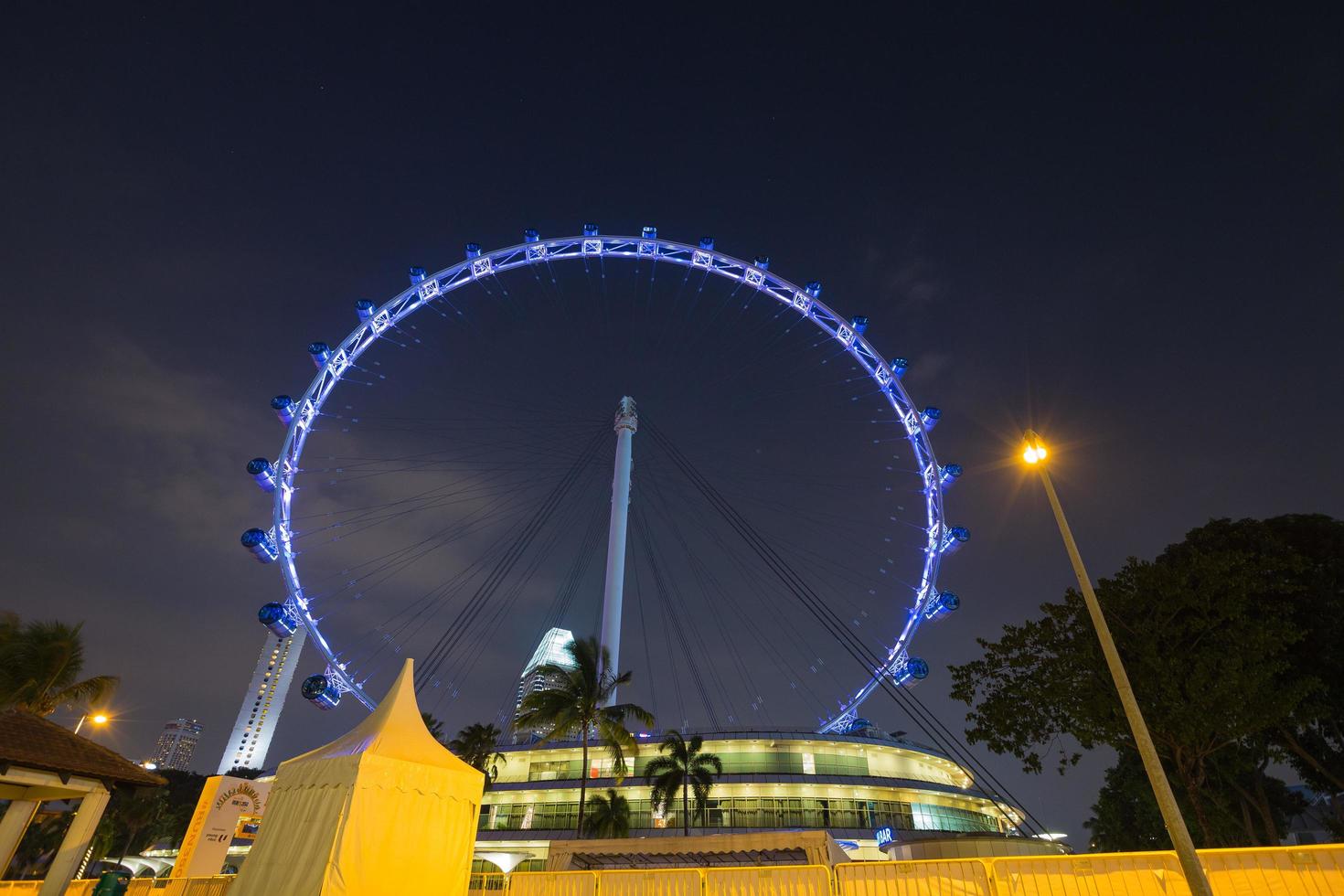 Singapur Flyer in der Nacht foto