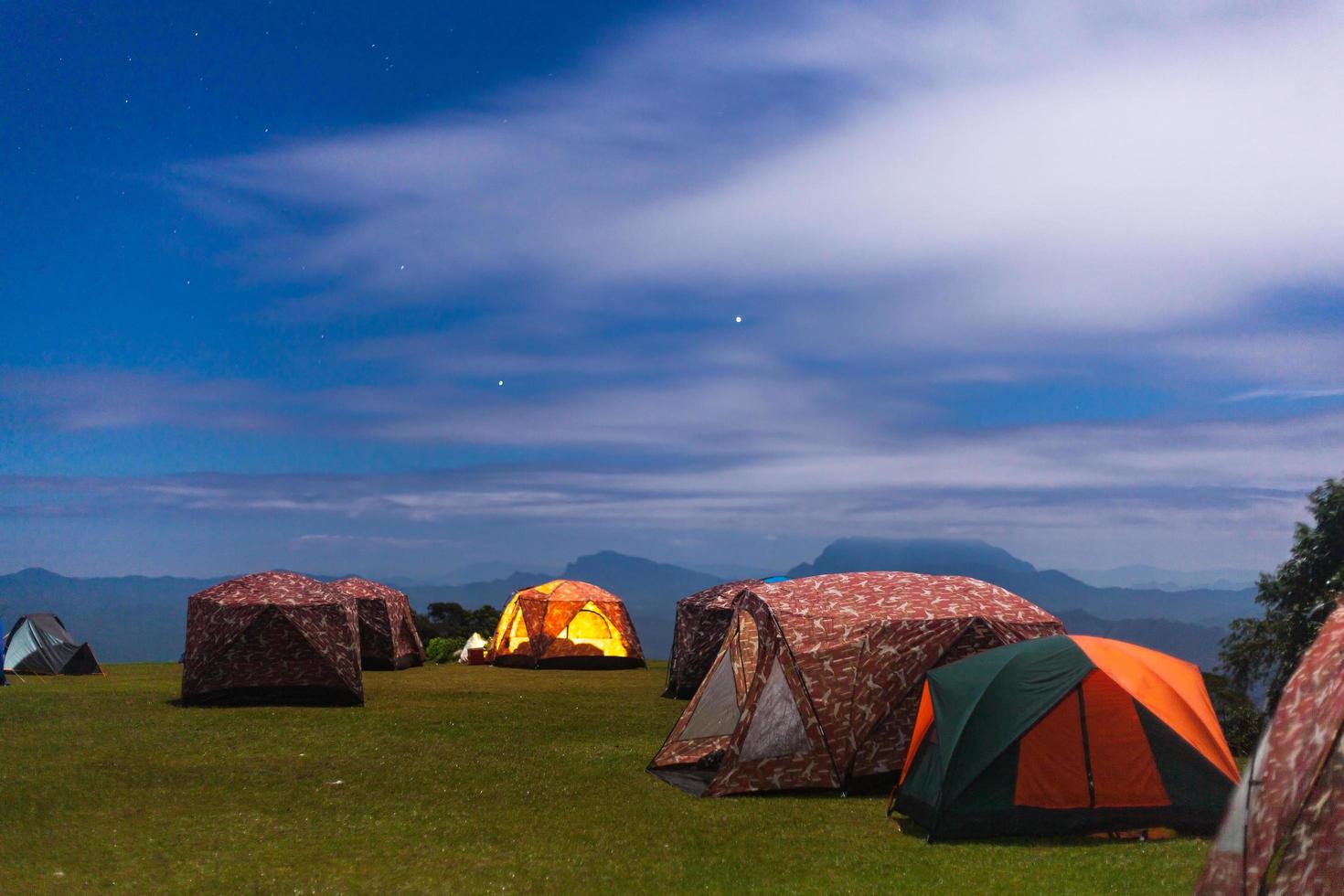 Campingplatz auf dem Rasen foto