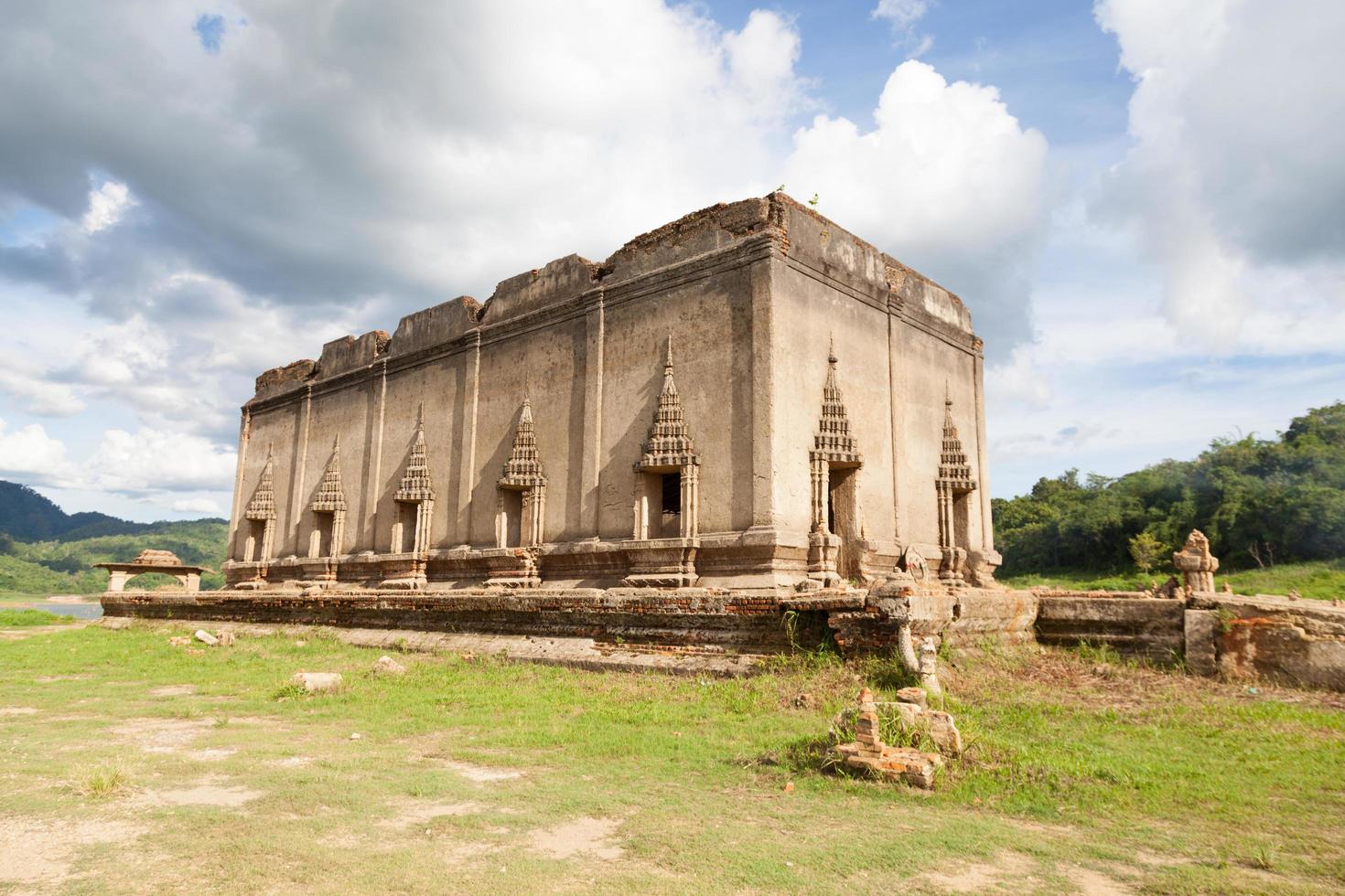 Ruinen eines alten Tempels in Thailand foto