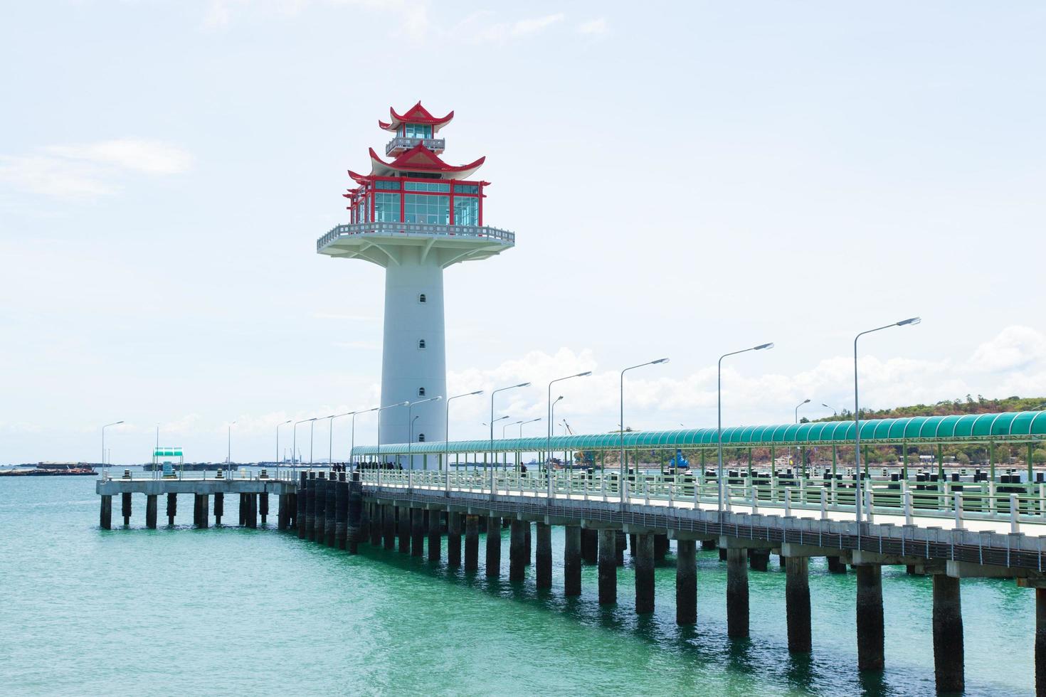 Leuchtturm und Brücke ins Meer foto