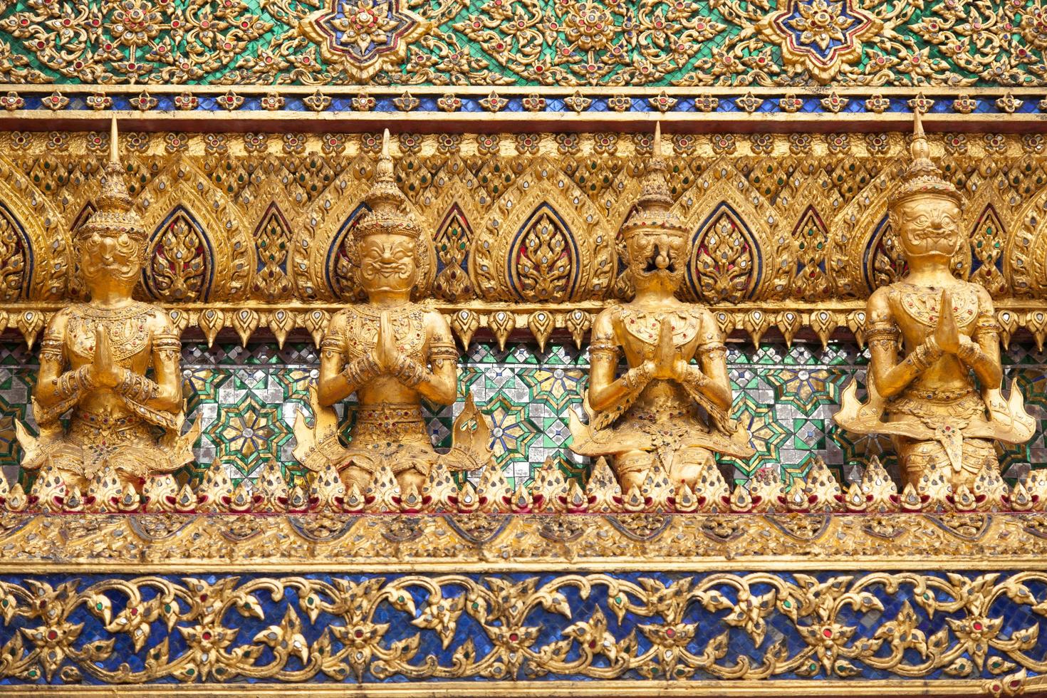 Statuen auf einem Tempel in Thailand foto