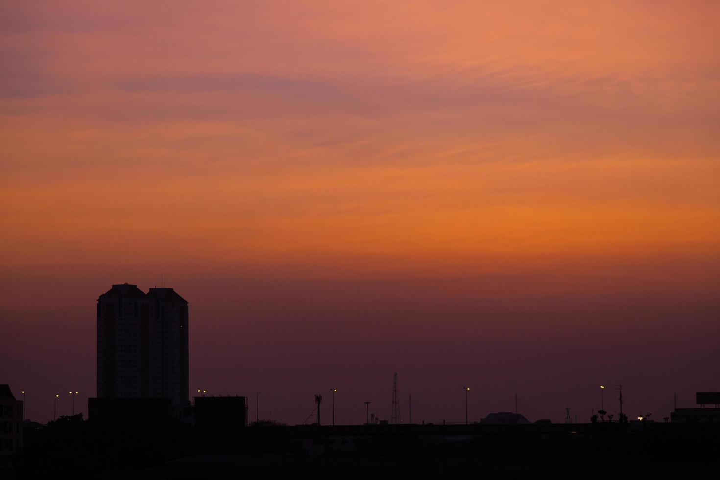 Gebäude in der Stadt Bangkok am Abend foto