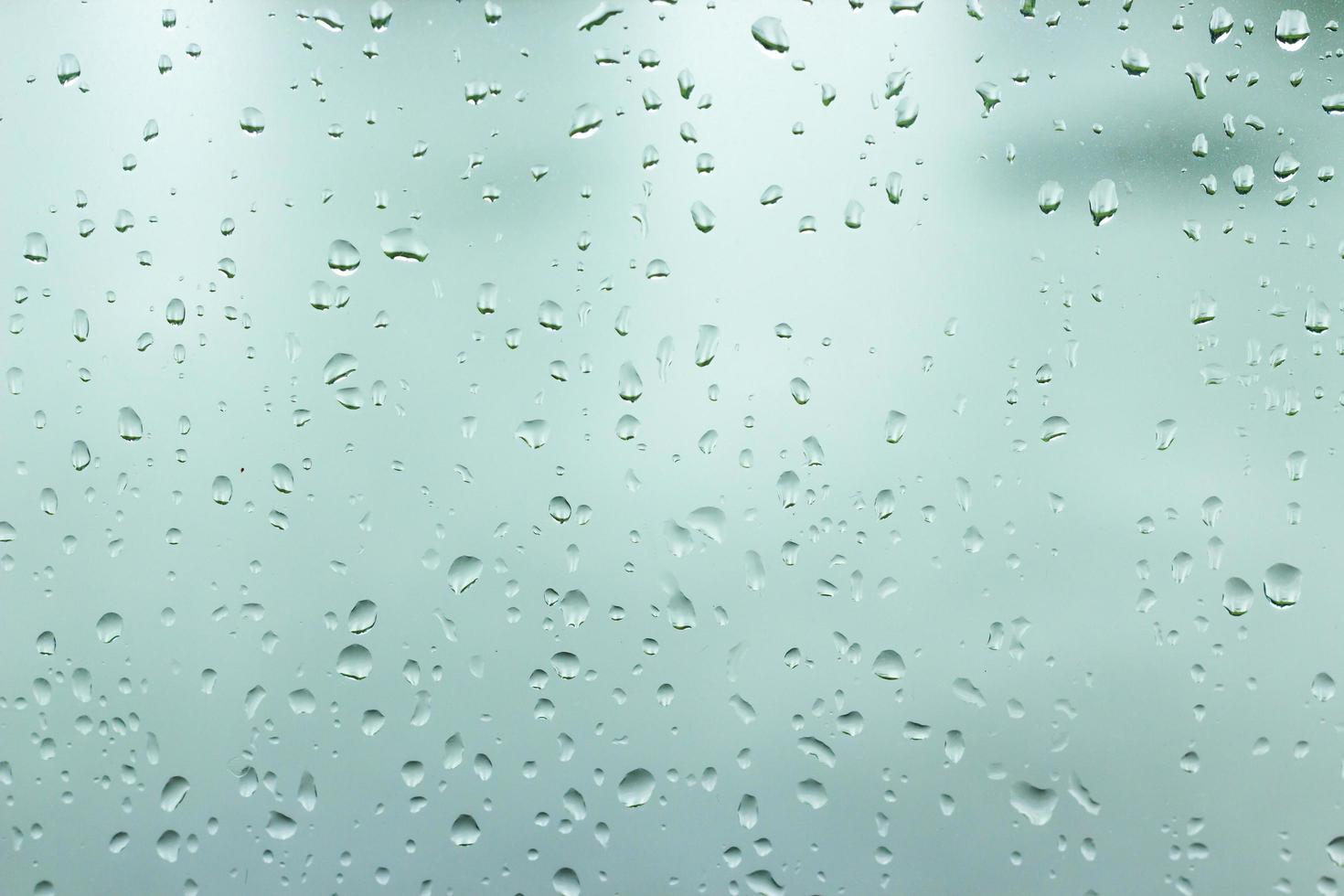 Wassertropfen auf einem Fenster für Textur oder Hintergrund foto