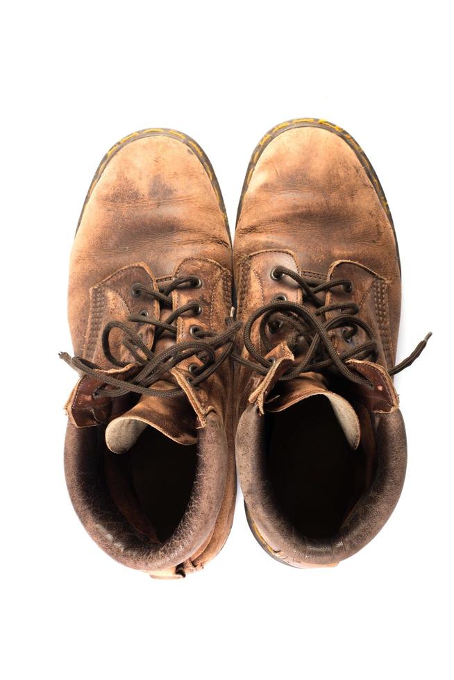 Paar alte braune Stiefel lokalisiert auf einem weißen Hintergrund foto