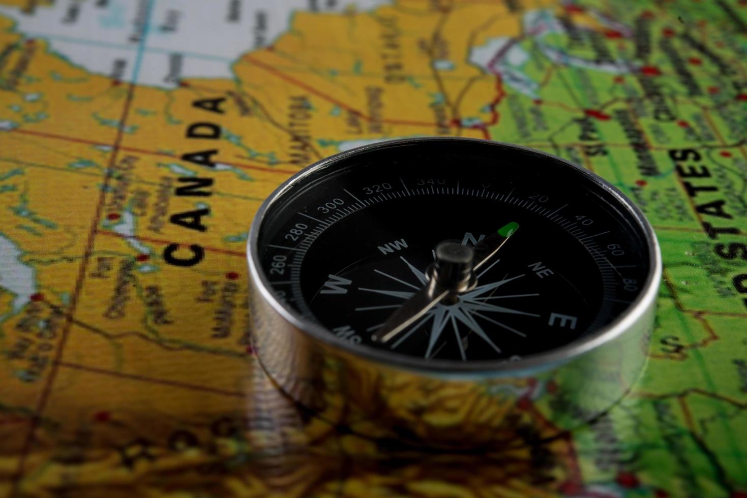 Kompass mit Kartenhintergrund foto