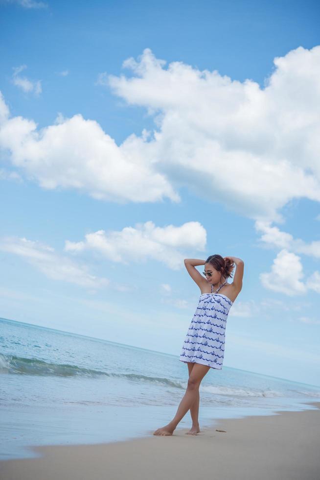 junge schöne glückliche Frau, die den Strand genießt foto