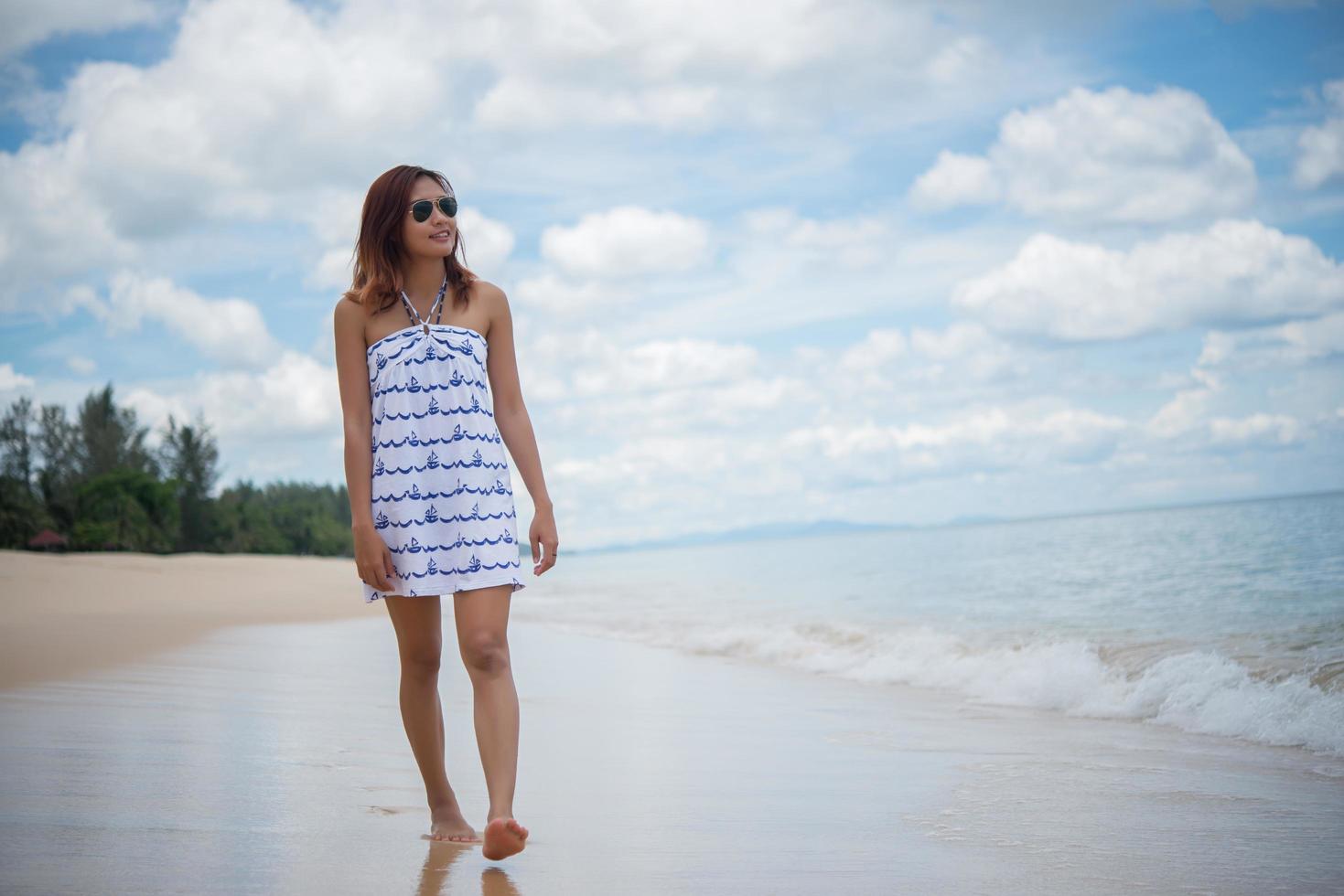 junge schöne glückliche Frau, die den Strand genießt foto