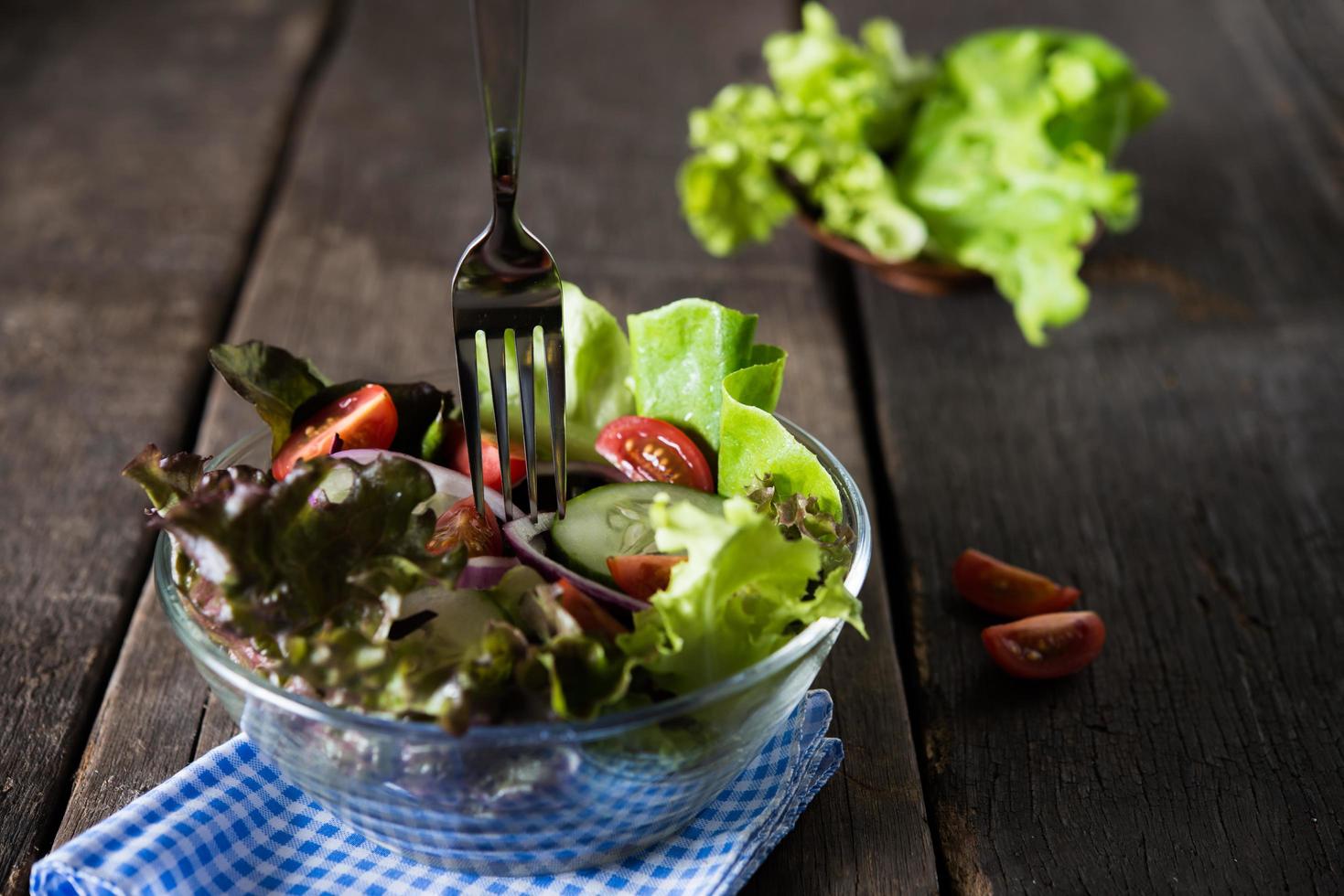 Nahaufnahme von frischem Gemüsesalat foto