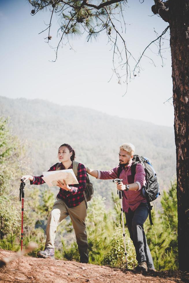 Backpacker paar wandern im Freien foto