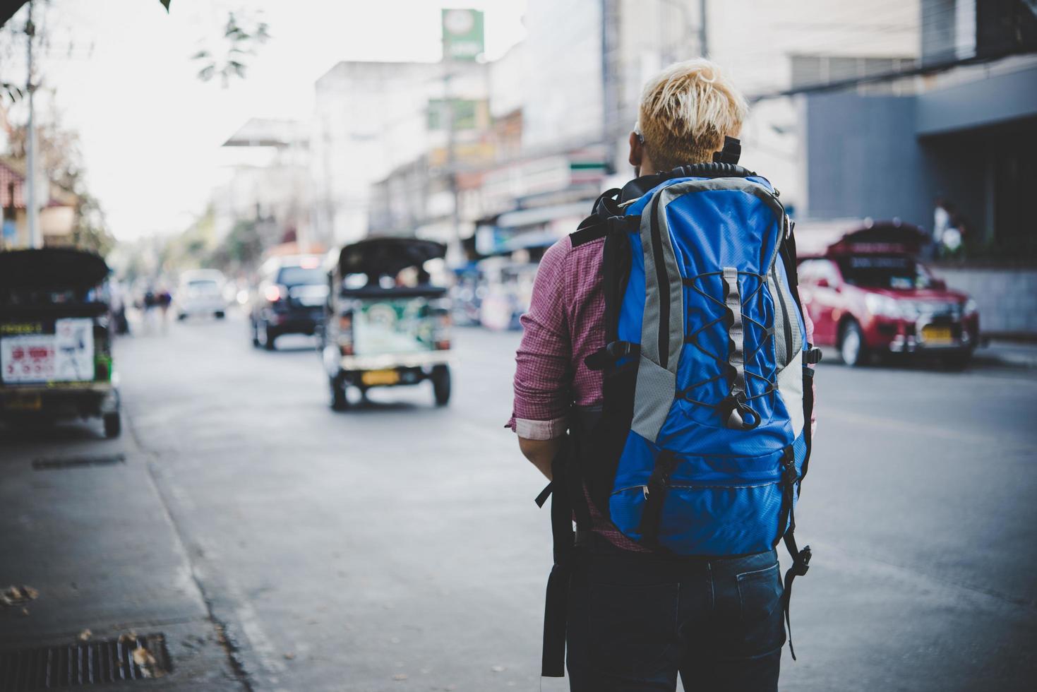 junger Hipster reisender Rucksacktourist durch Asien foto