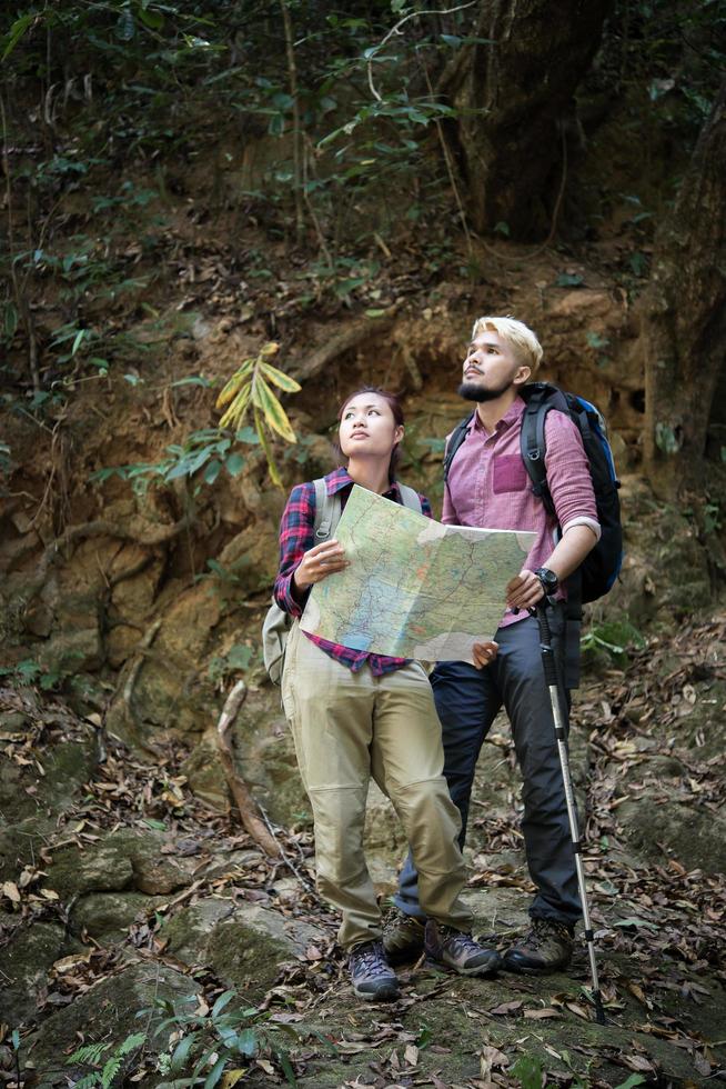 junges Touristenpaar, das im Urlaub im Wald reist foto