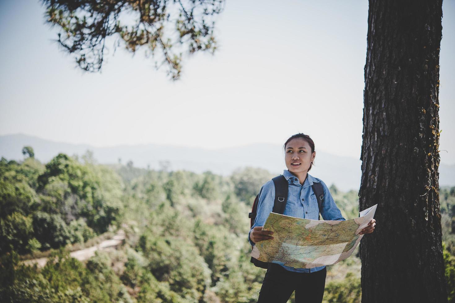 Wanderer mit Rucksack auf einem Berg foto
