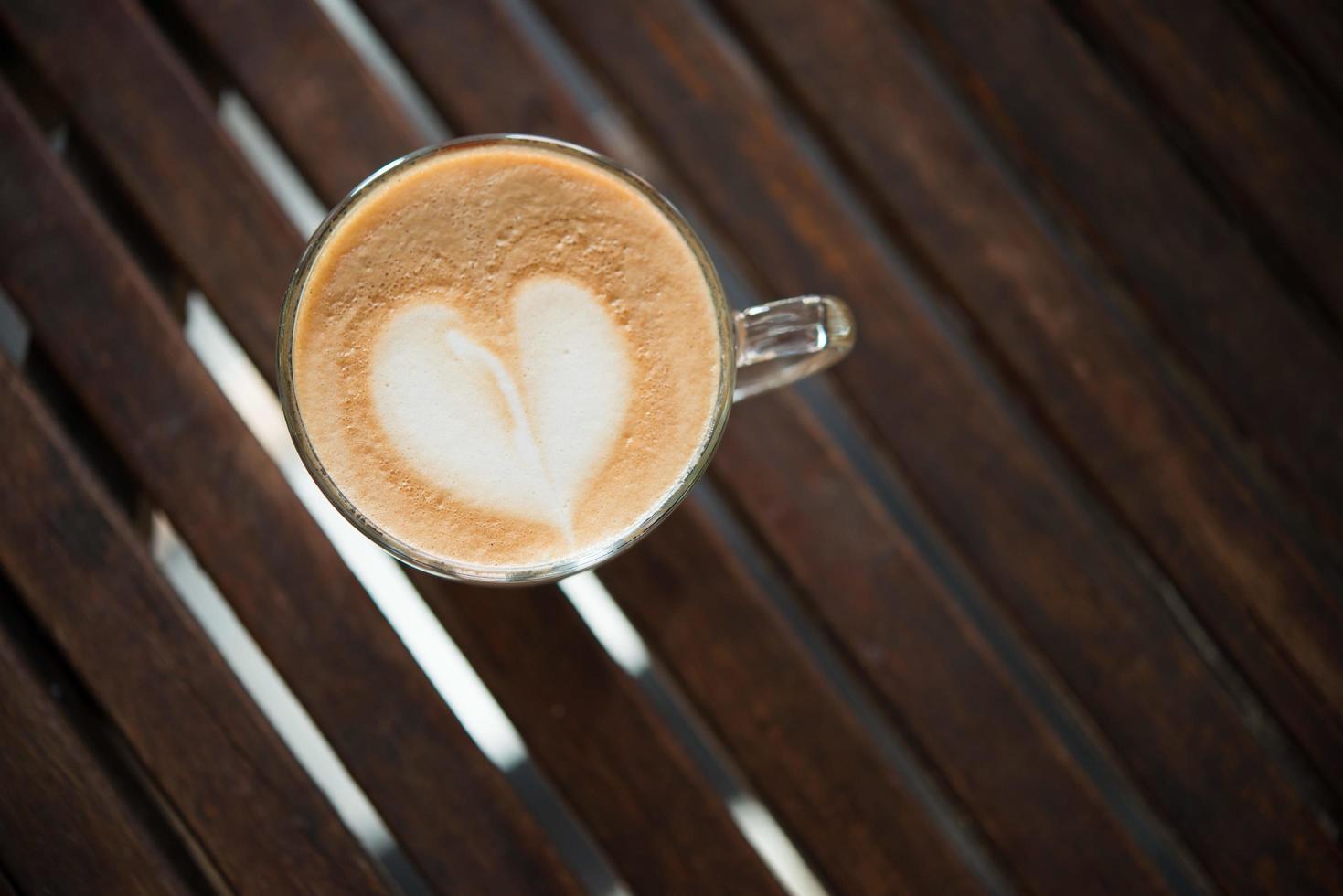 Nahaufnahme der Cappuccino-Tasse mit herzförmigem Milchmuster foto