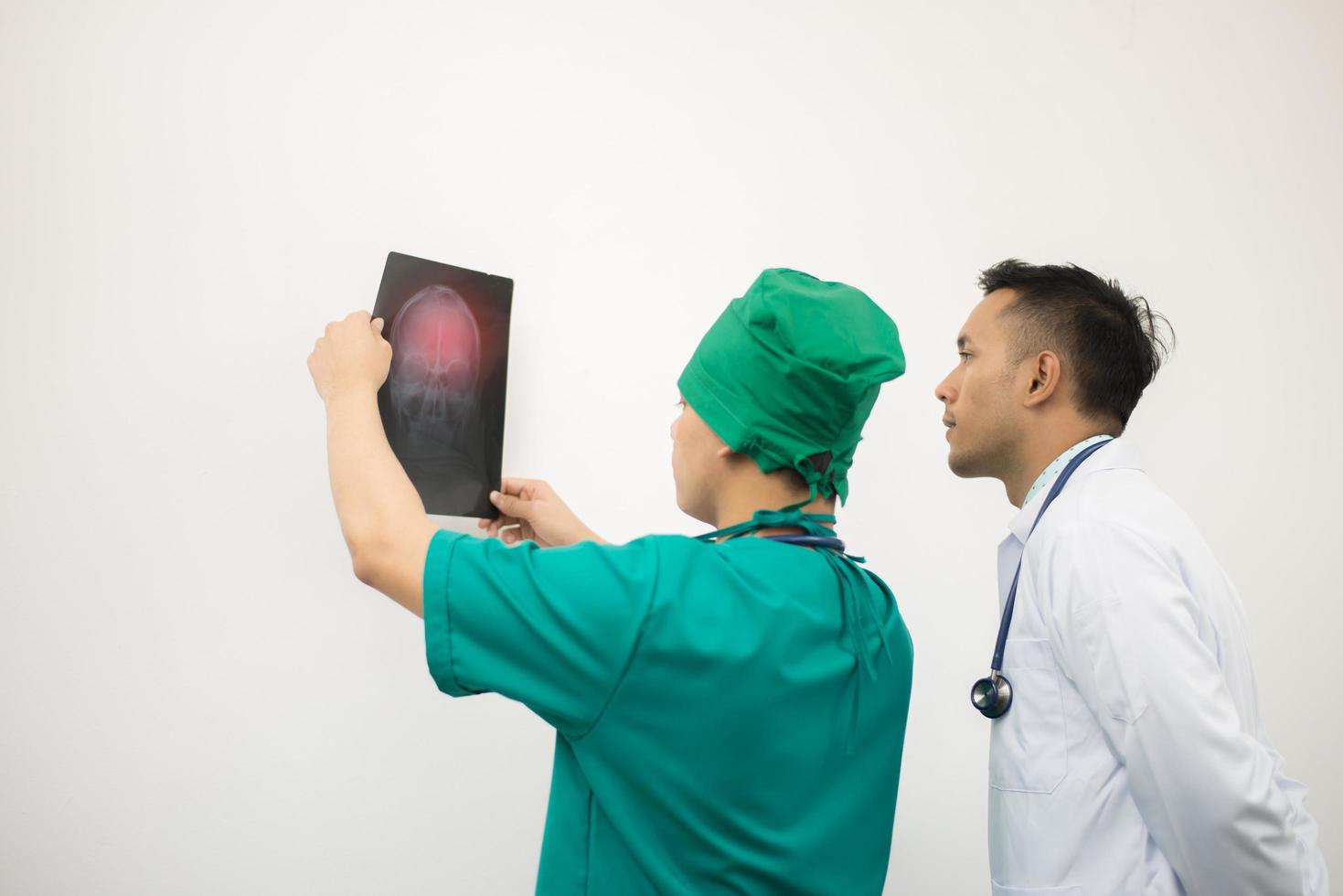 Arzt hält Brust Röntgenfilm des Patienten im Krankenhaus foto