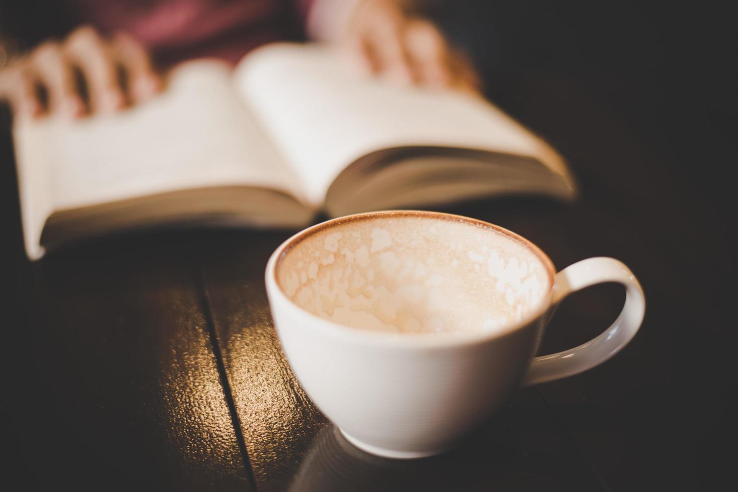 eine Tasse Kaffee im Café mit Vintage-Filter foto