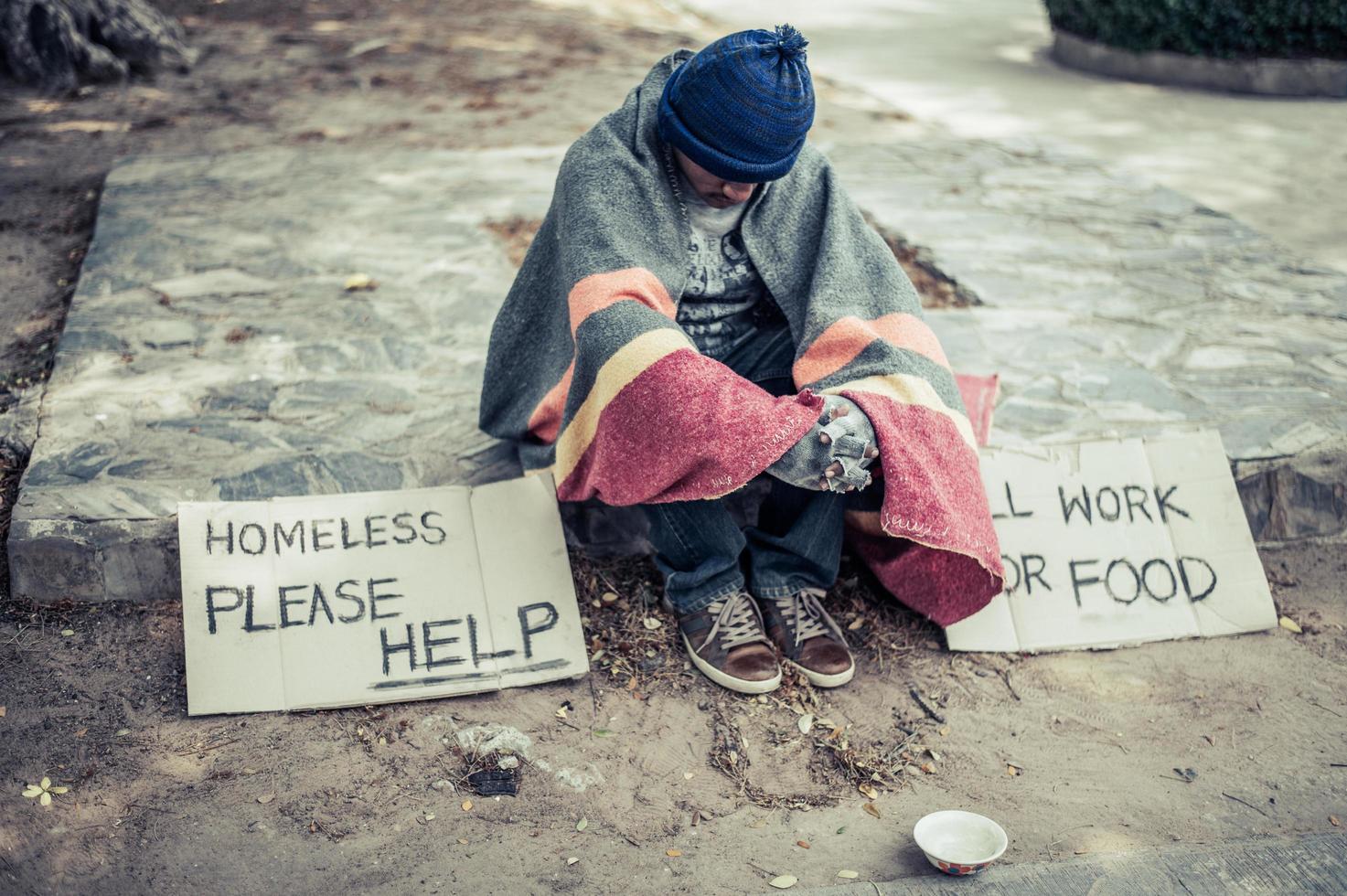 Obdachloser in Stoff gewickelt foto