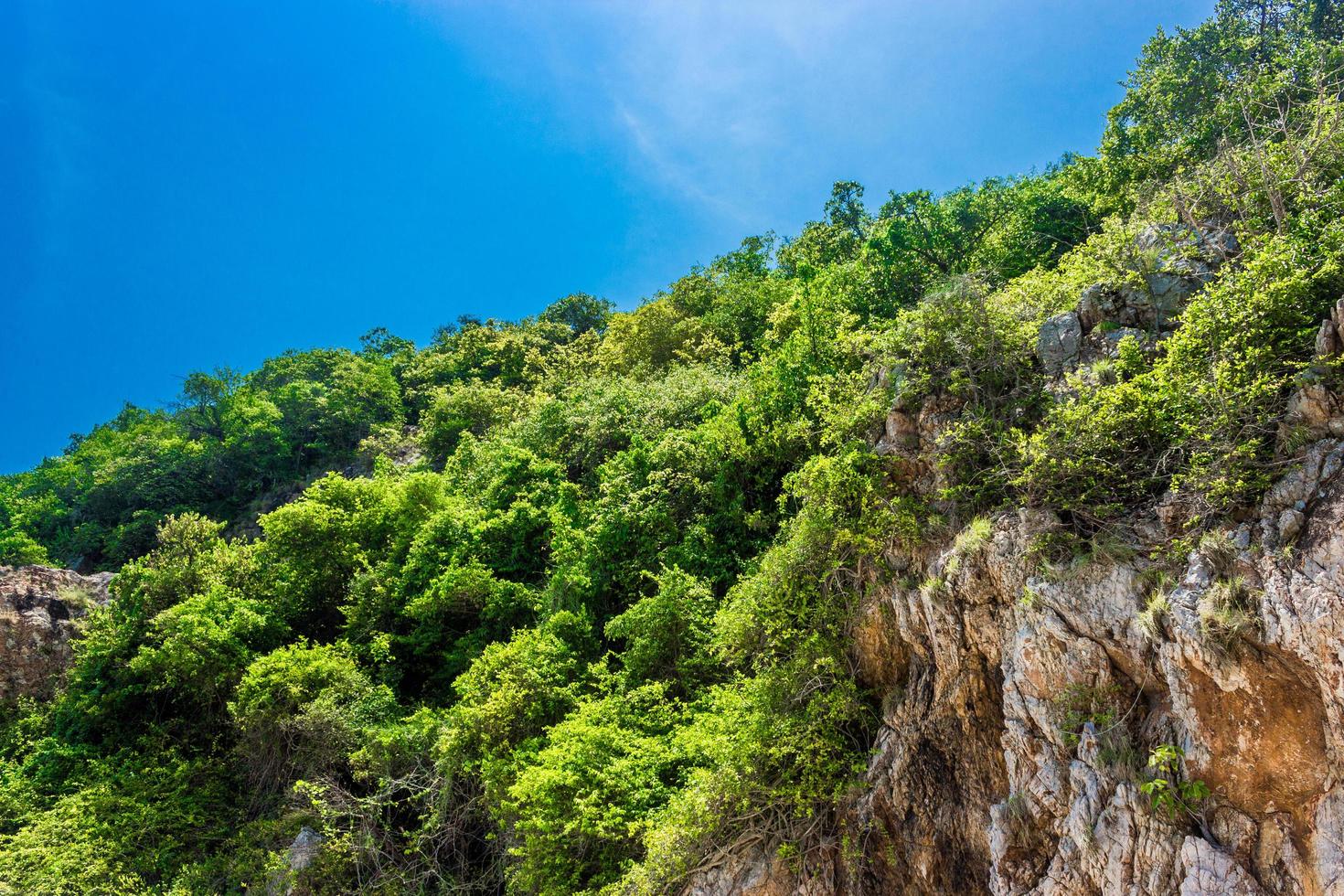 Berg und blauer Himmel auf der Insel Koh Kham in Thailand foto