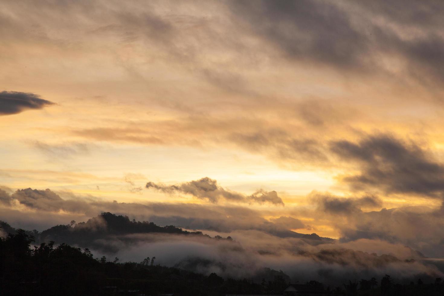 Sonnenuntergang über den Bergen foto