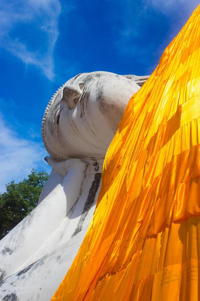 liegende Buddha-Statue mit bewölktem blauem Himmel in Thailand foto