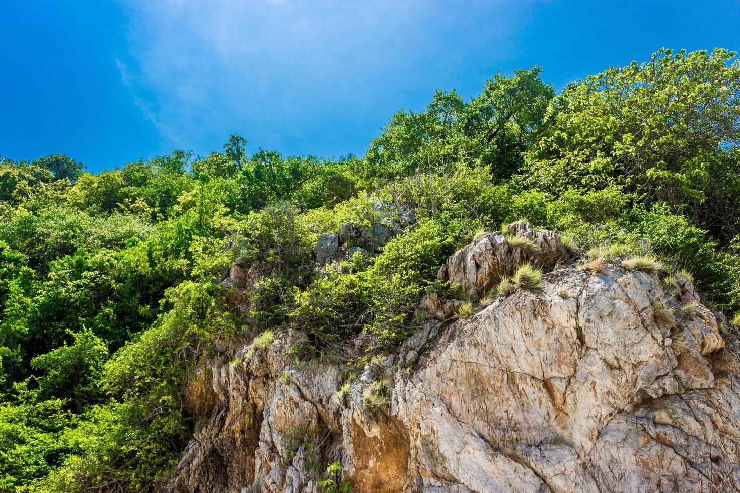 Berg und blauer Himmel auf der Insel Koh Kham in Thailand foto