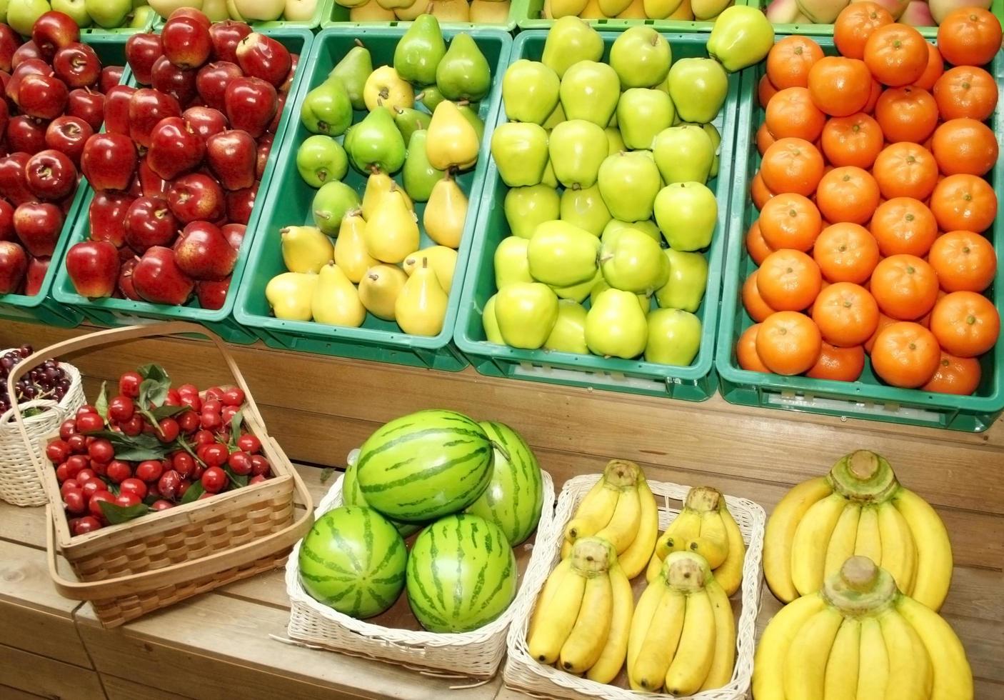 bunte Früchte in Ständen foto