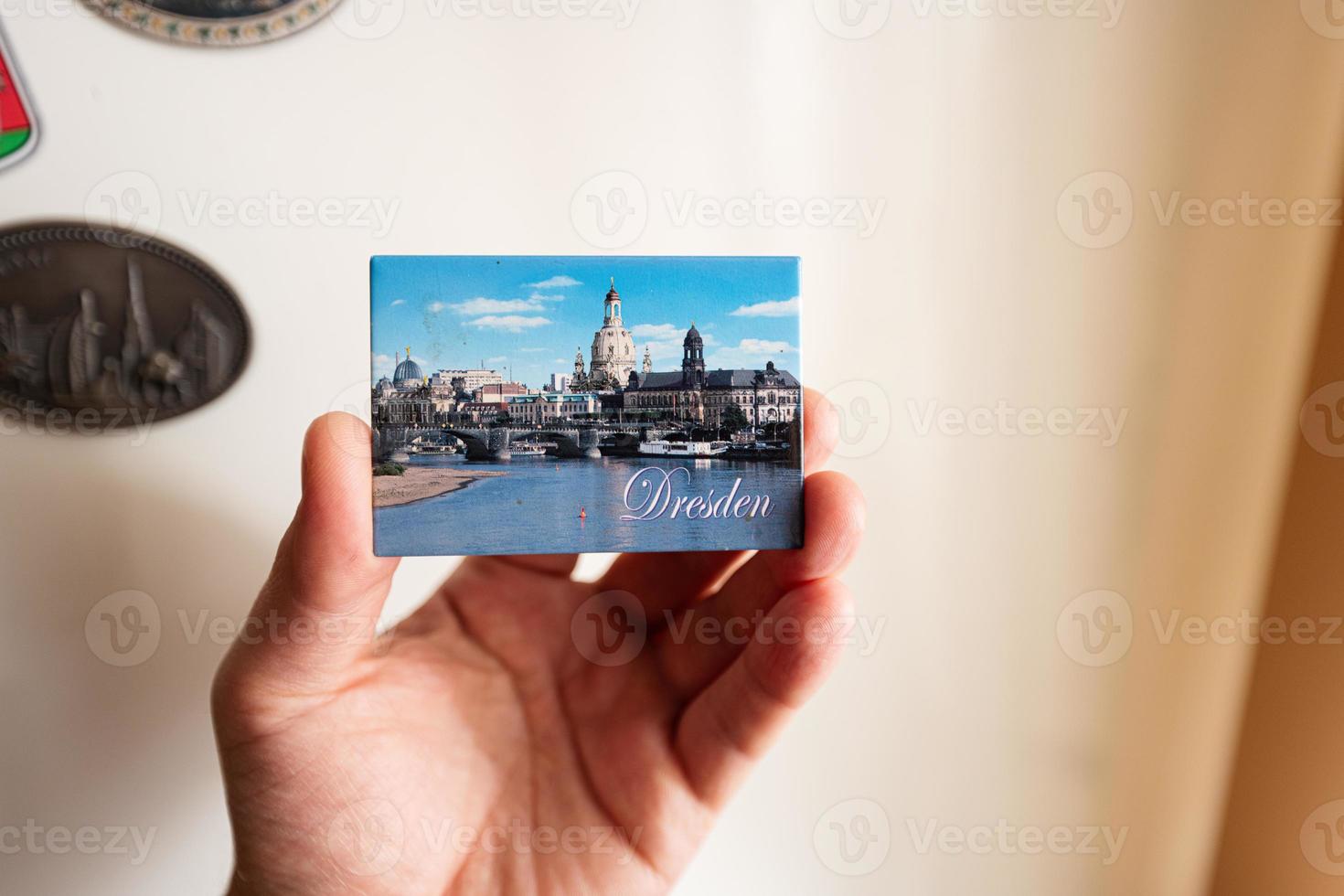 Dresden, Deutschland Souvenir-Kühlschrankmagnet zur Hand. foto