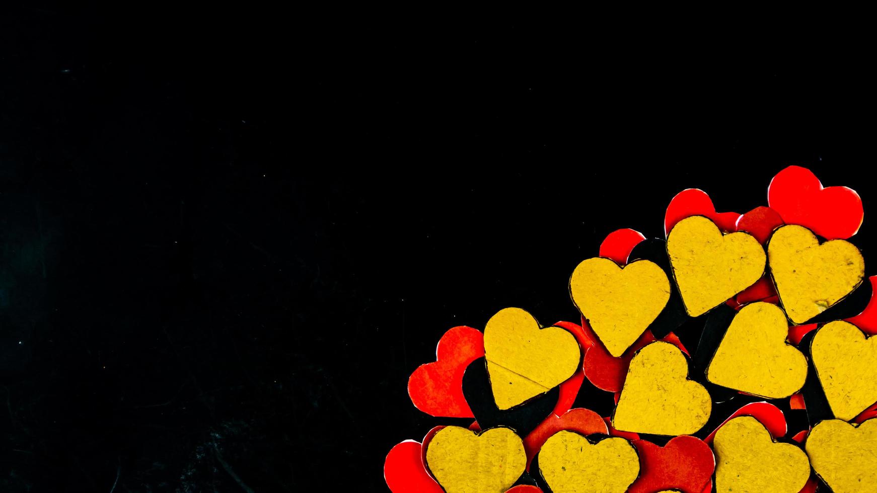 Herz auf schwarzem Hintergrund zum Valentinstag foto