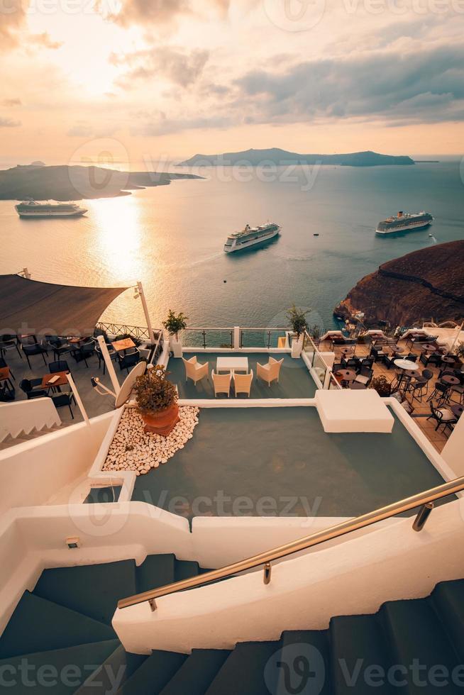 friedlicher abendlicher blick auf die insel santorini. malerischer frühlingssonnenuntergang auf dem berühmten griechischen resort fira, griechenland, europa. reisender konzepthintergrund. nachbearbeitetes Foto im künstlerischen Stil.