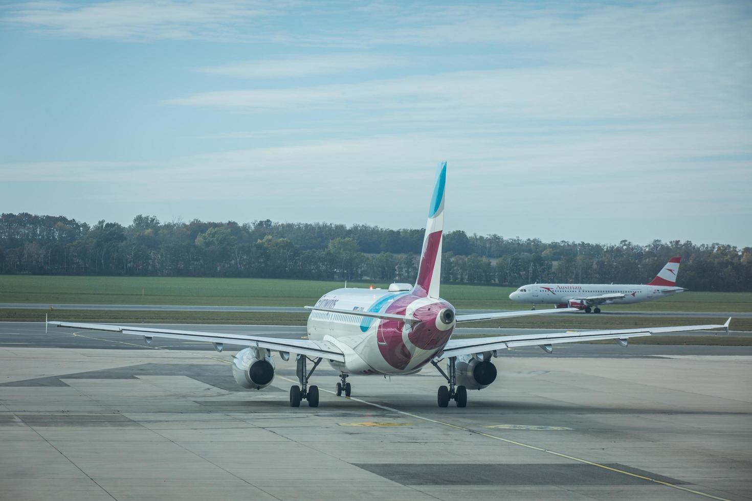 wien, österreich, 04.10.19 - eurowings airbus a319-132 taxi auf der landebahn. Europäische Fluggesellschaft, Handelsreisen foto