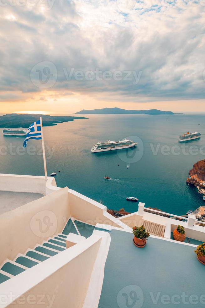 friedlicher abendlicher blick auf die insel santorini. malerischer frühlingssonnenuntergang auf dem berühmten griechischen resort fira, griechenland, europa. reisender konzepthintergrund. nachbearbeitetes Foto im künstlerischen Stil.