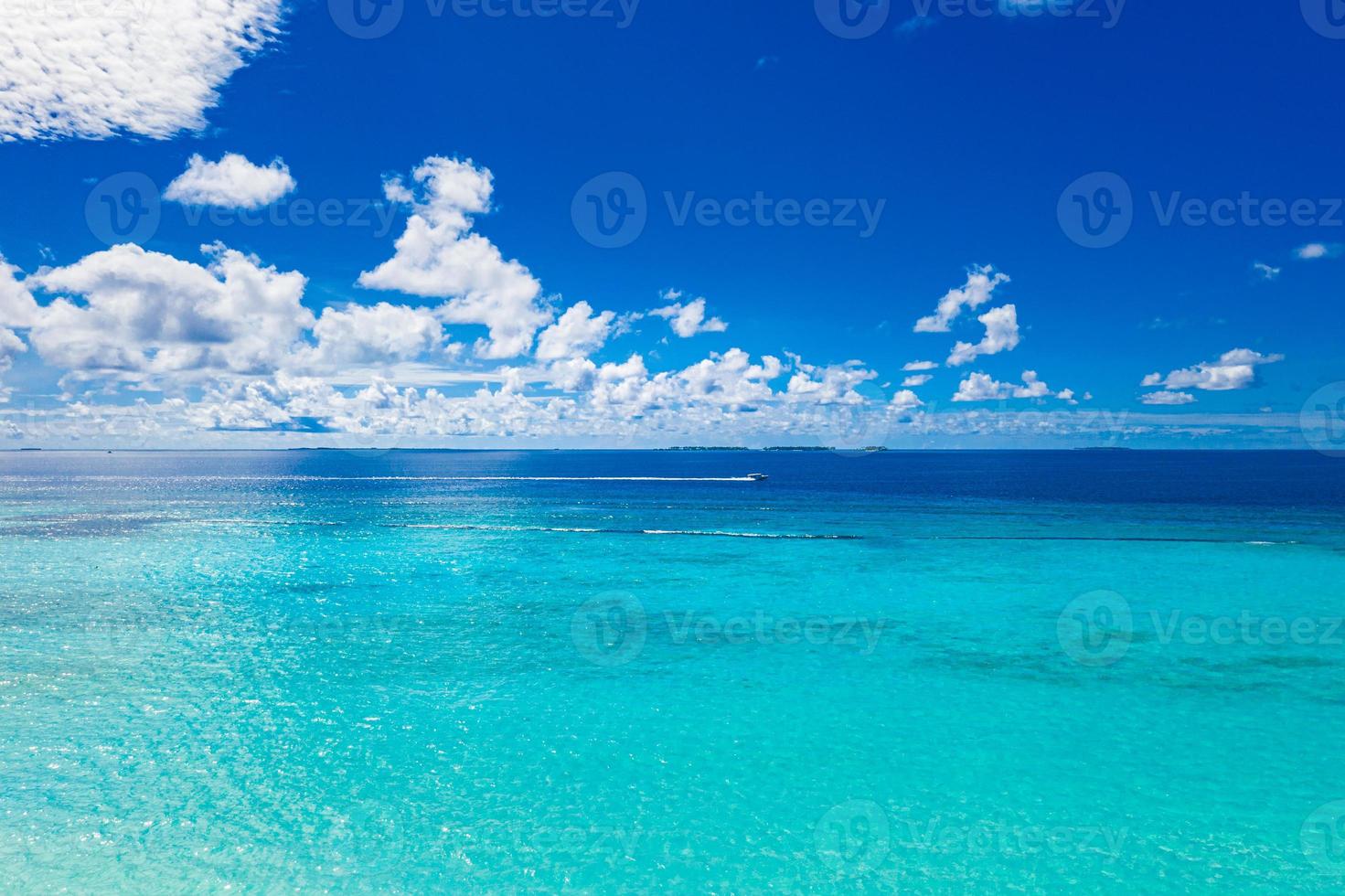 landschaft seestück luftaufnahme über malediven meer ozean lagune. erstaunliche Naturlandschaft, wunderschönes Meerwasser, Blautöne. ruhiger naturumgebungshintergrund oder tapete als luftaufnahme foto