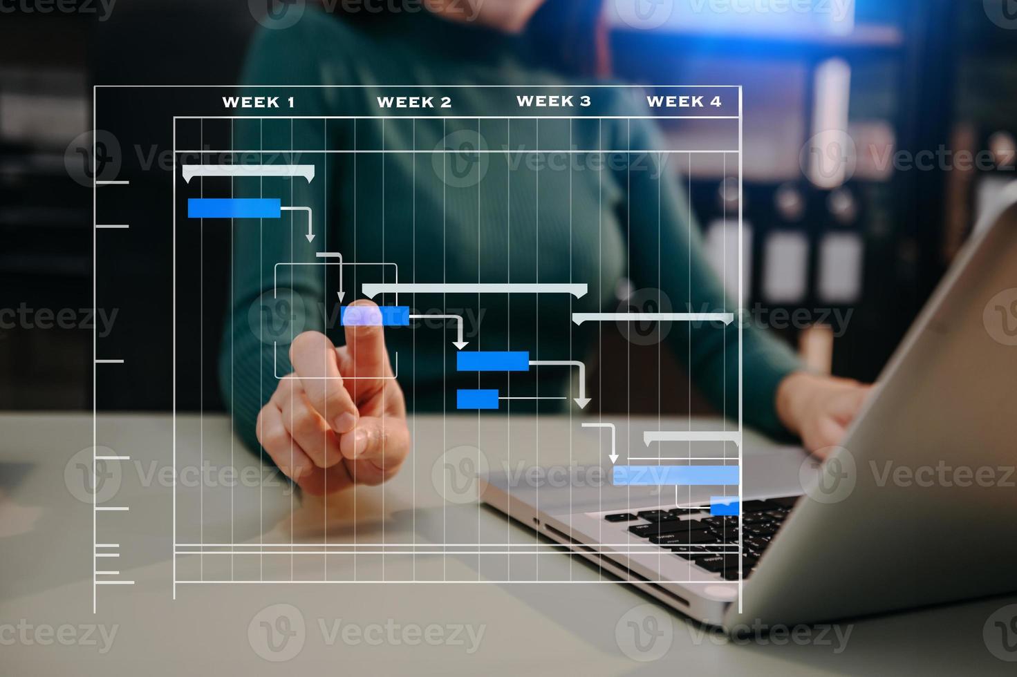 Projektmanager arbeitet und aktualisiert Aufgaben mit Meilensteinen, Fortschrittsplanung und Gantt-Diagramm-Planungsdiagramm. Business-Straßenbahn arbeitet foto