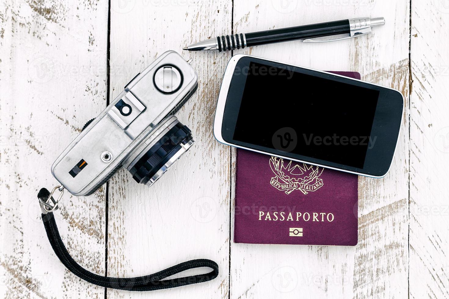 Reisepass-Vintage-Kamera und Smartphone foto