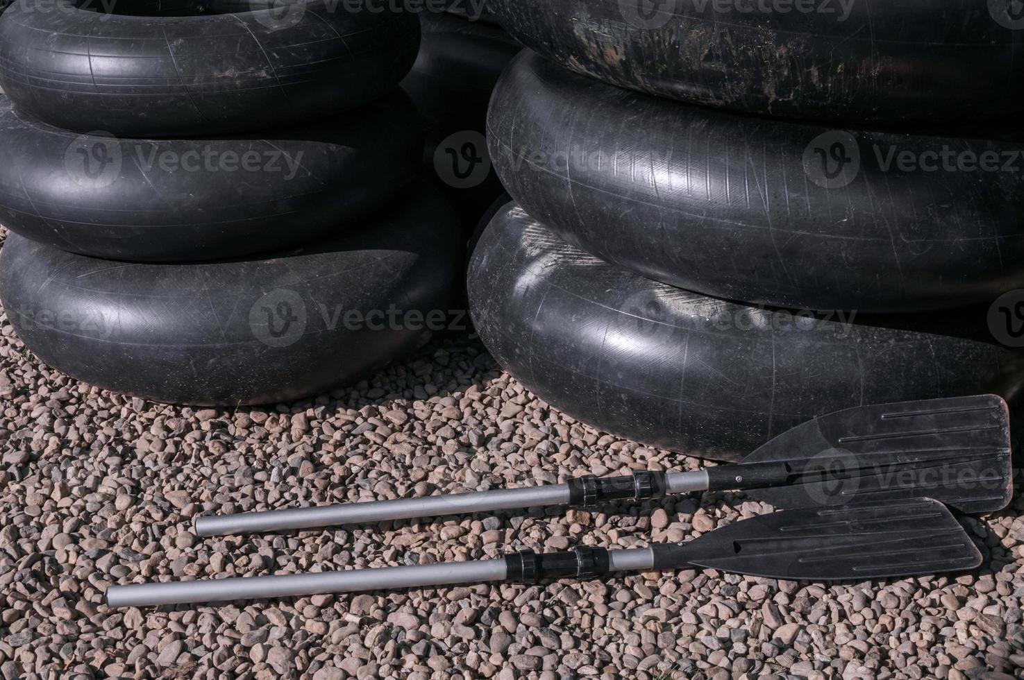 Kajakpaddel aus schwarzem Kunststoff und schwarzer Schwimmring foto