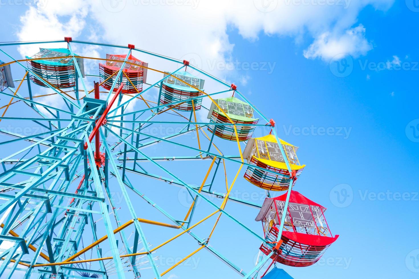 Riesenrad auf dem Hintergrund des blauen Himmels, buntes altes Riesenrad foto