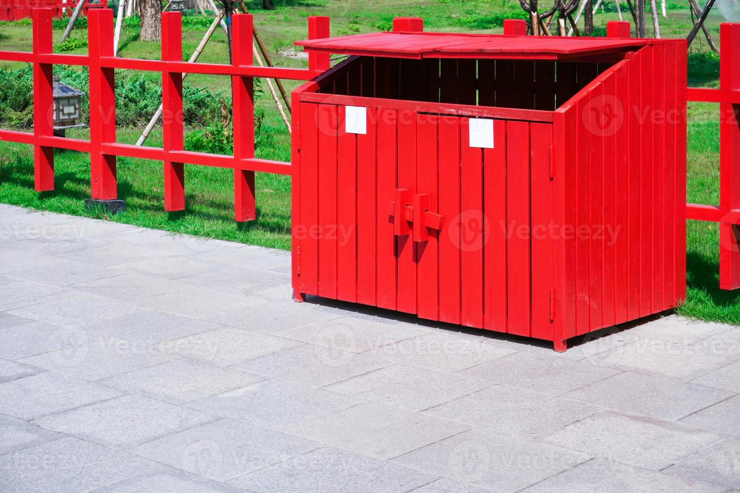 rotes Müllholz im Park. Container für die getrennte Abfallsammlung. übersetzung kunststoff, glas, papier, unsortiert. mülleimer zur getrennten müllabfuhr. Mülleimer. foto