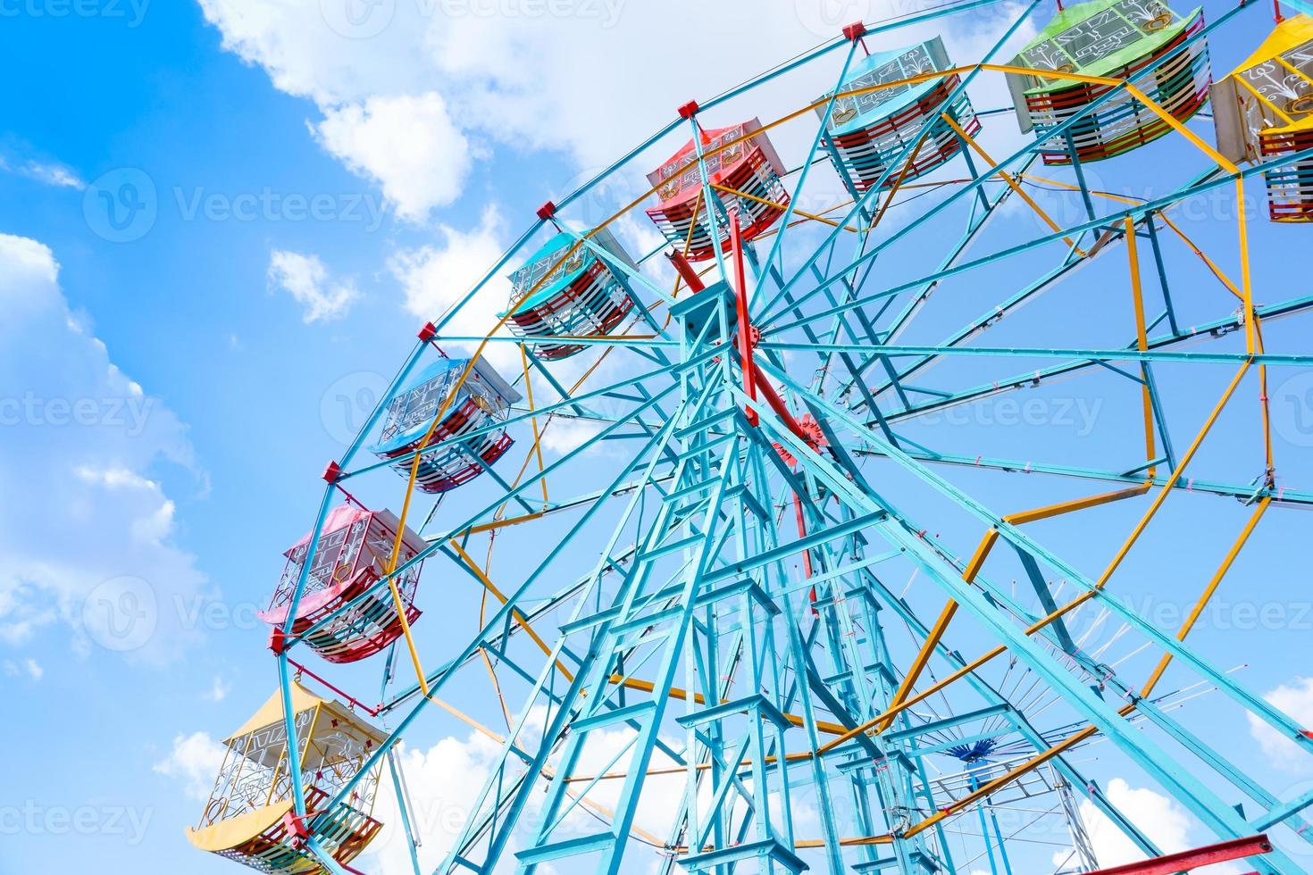 Riesenrad auf dem Hintergrund des blauen Himmels, buntes altes Riesenrad foto