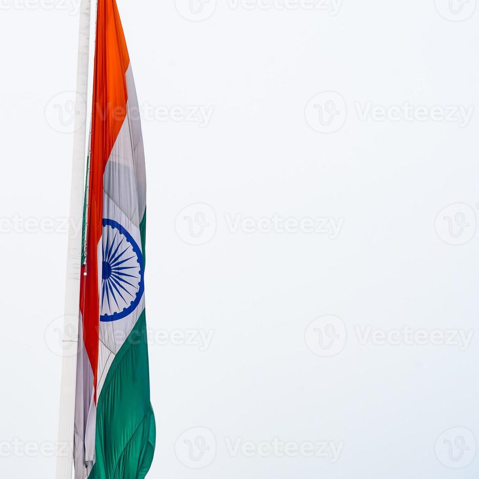 Indien-Flagge, die hoch am Connaught-Platz mit Stolz auf den blauen Himmel fliegt, Indien-Flagge flattert, indische Flagge am Unabhängigkeitstag und Tag der Republik Indien, Schuss nach oben geneigt, indische Flagge schwenkend, Har Ghar Tiranga foto