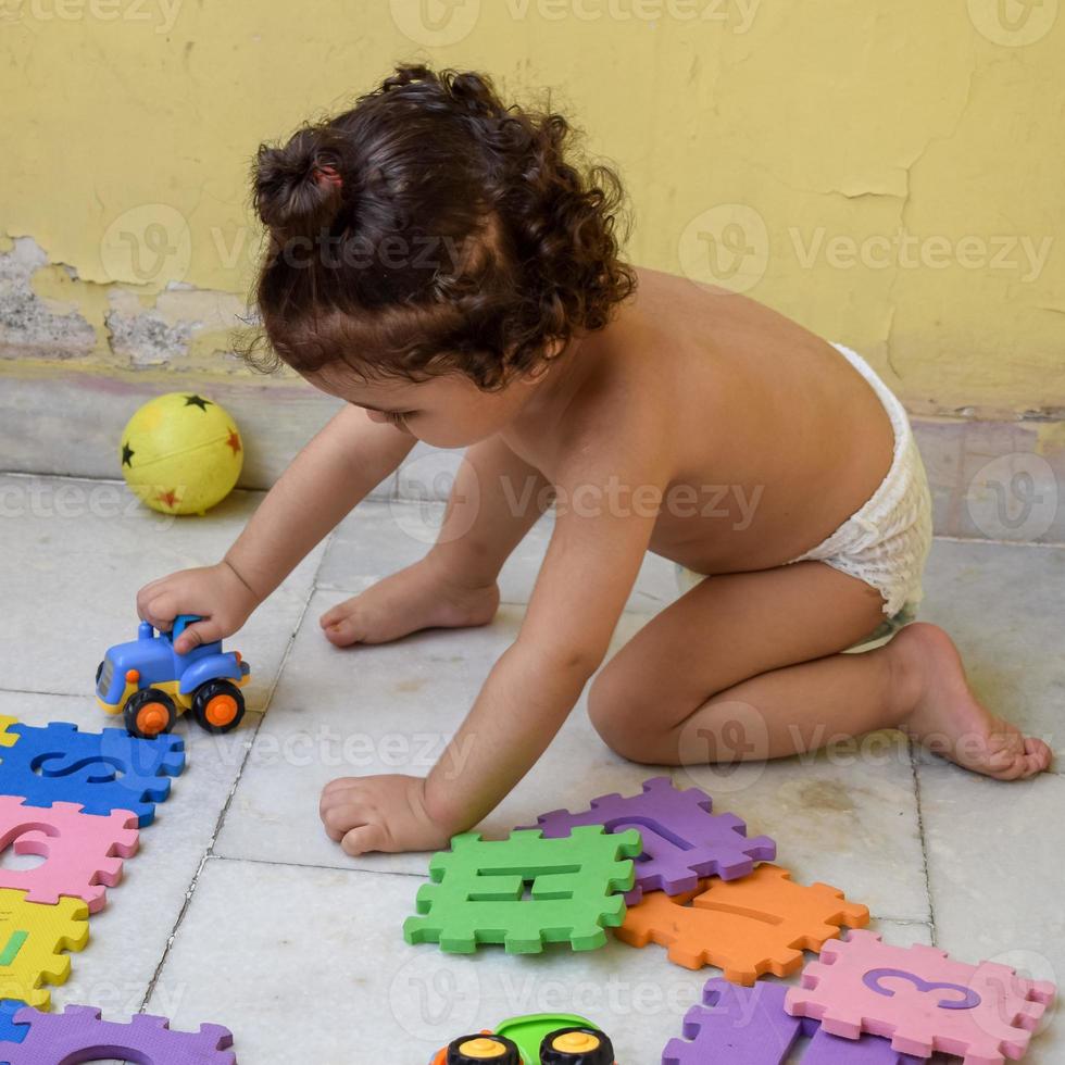 süßer kleiner Junge Shivaay Sapra auf dem heimischen Balkon im Sommer, süßes Fotoshooting für kleine Jungen bei Tageslicht, kleiner Junge genießt zu Hause während des Fotoshootings foto