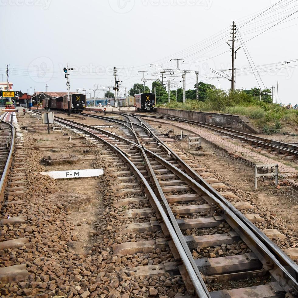 ansicht der eisenbahngleise der spielzeugeisenbahn von der mitte während des tages in der nähe des bahnhofs kalka in indien, ansicht der eisenbahngleise der spielzeugeisenbahn, indischer eisenbahnknotenpunkt, schwerindustrie foto