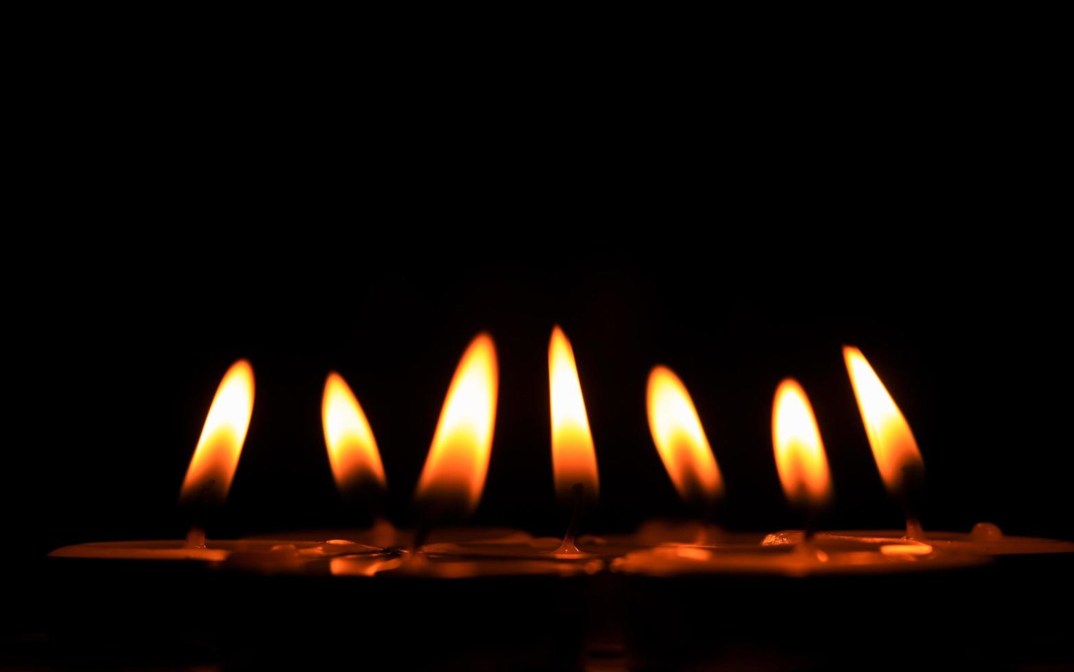 Kerzenflamme auf schwarzem Hintergrund foto