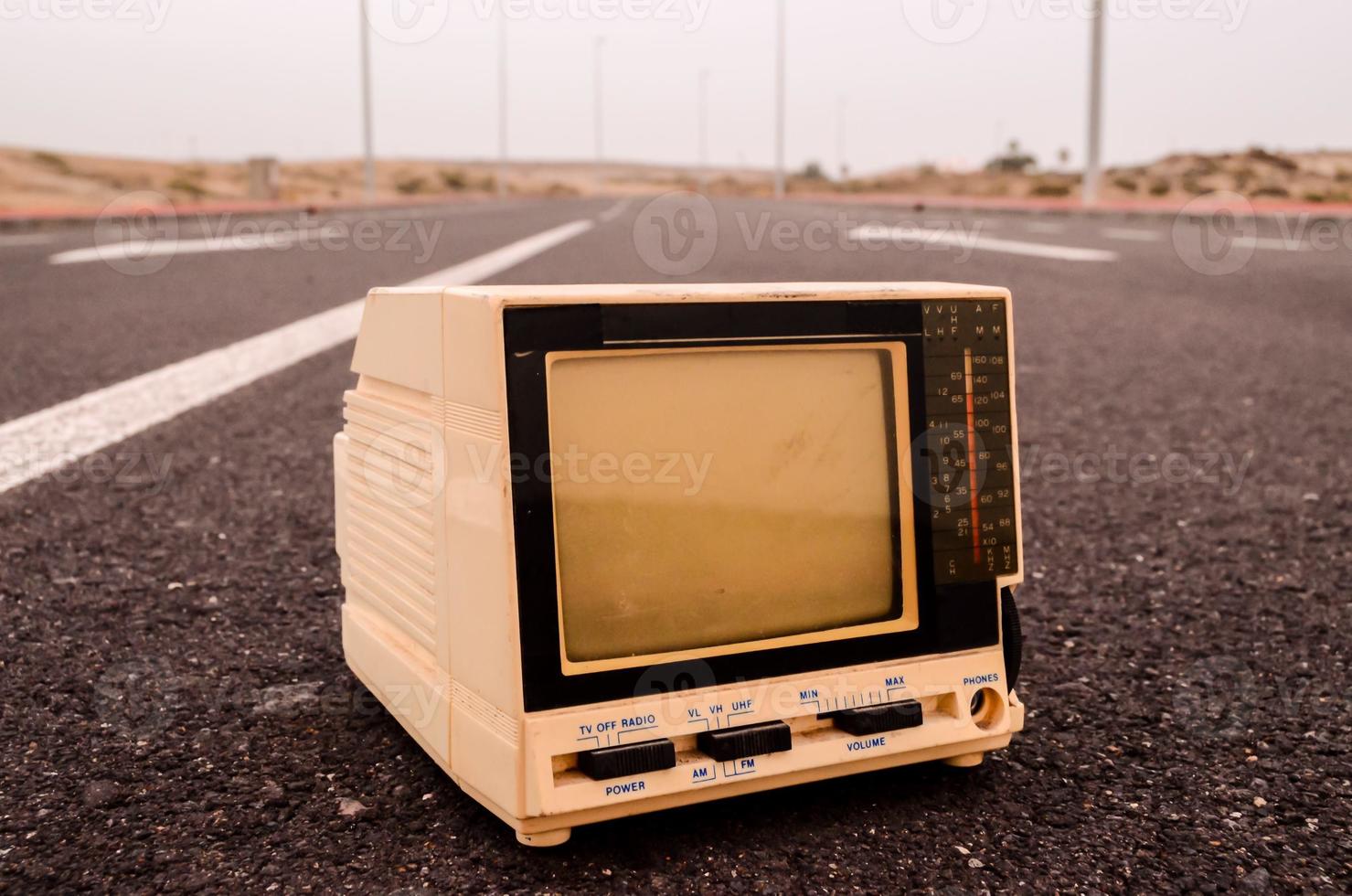 Alter Fernseher auf der Straße foto