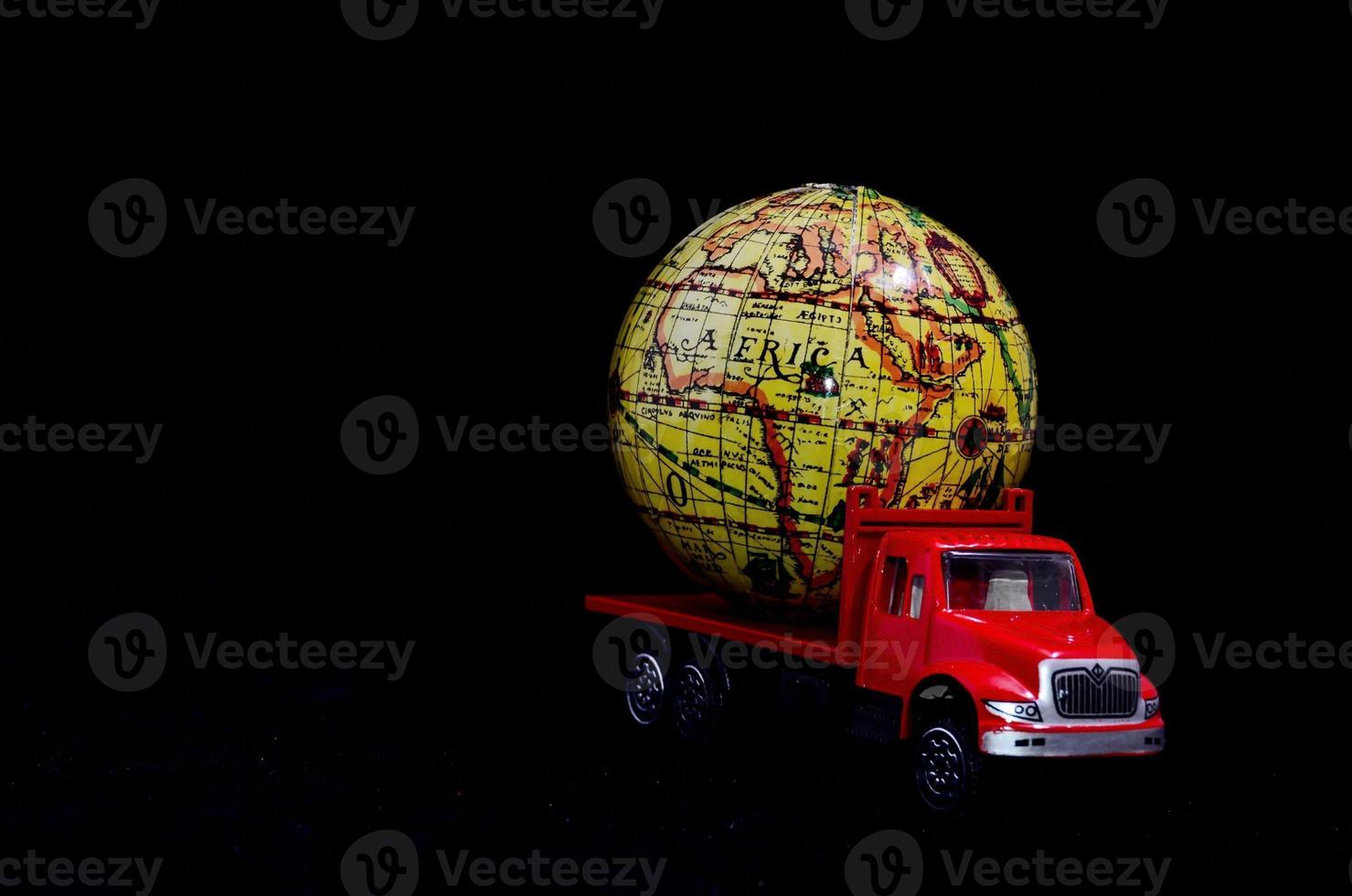 Globus auf einem Spielzeuglastwagen foto