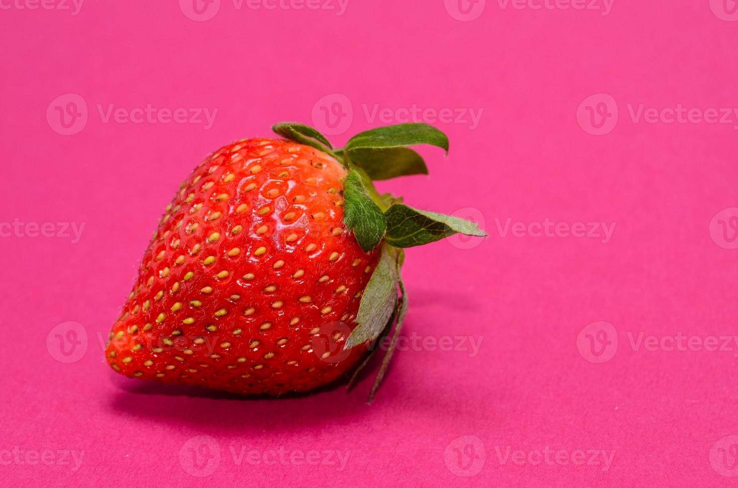 Erdbeere auf magentafarbenem Hintergrund foto