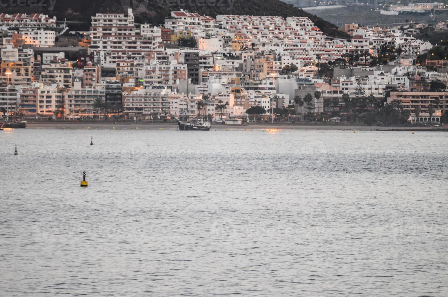 Blick auf die Stadt am Meer foto