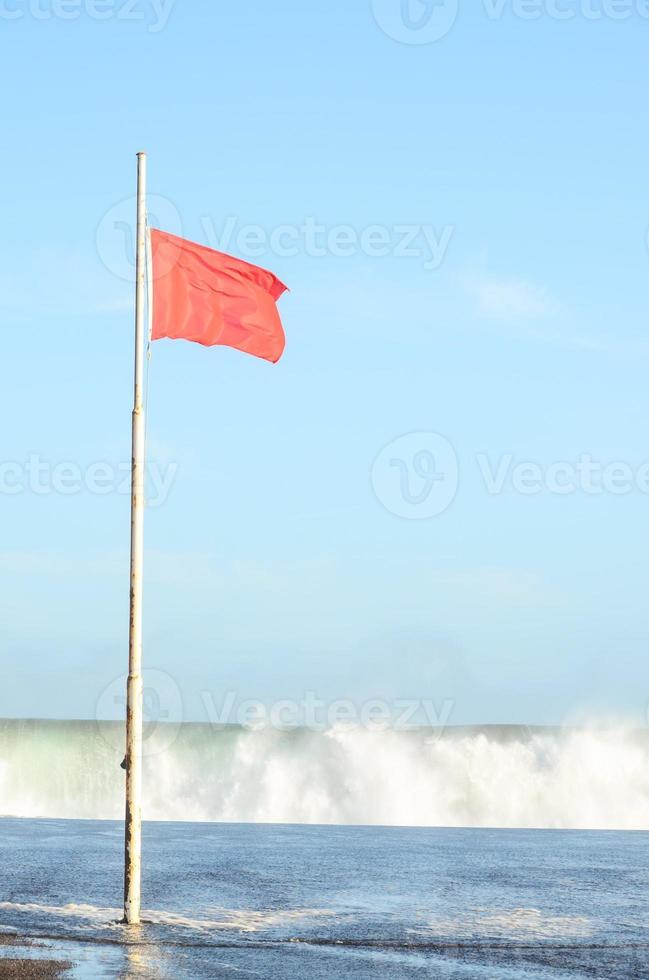 Rote Fahne am Strand foto