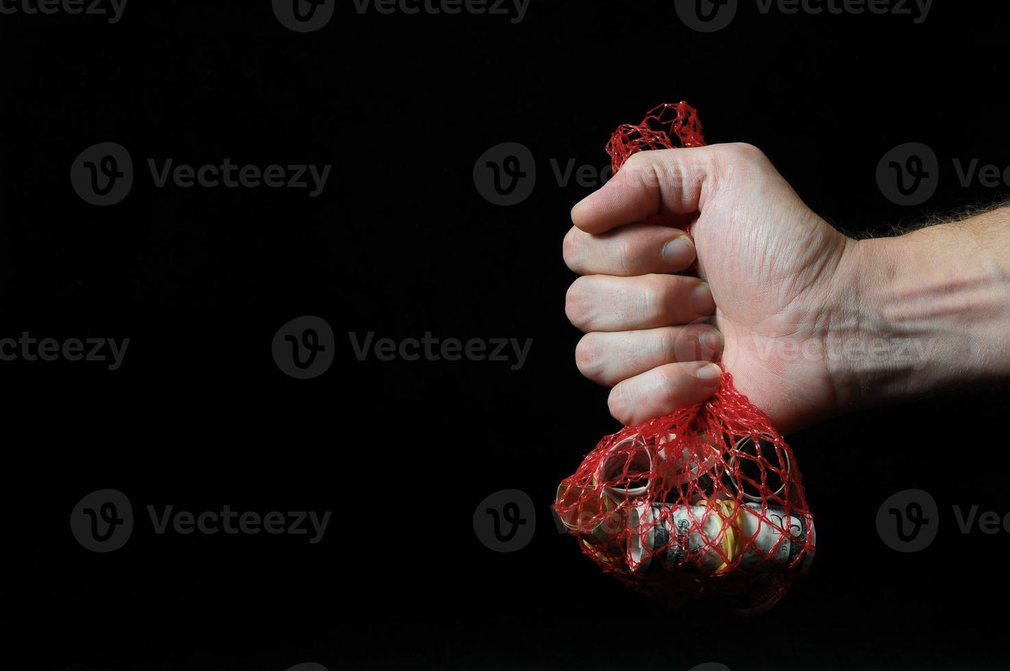 Hand, die Geld auf schwarzem Hintergrund hält foto