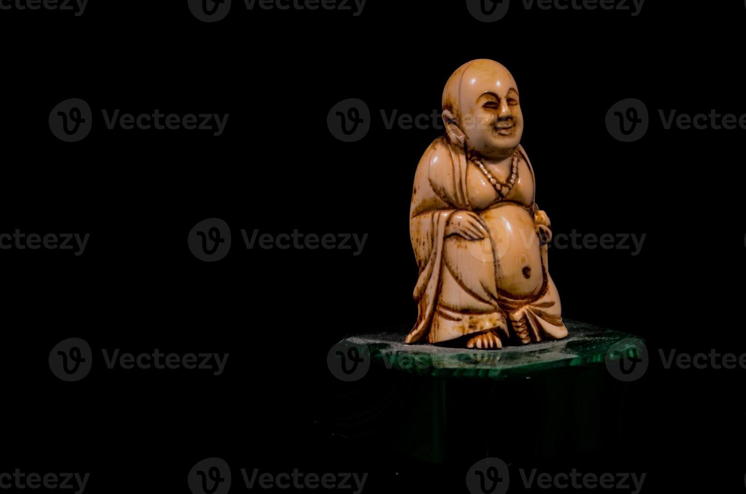 Buddha-Statue auf schwarzem Hintergrund foto